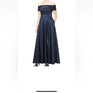 Alex Evenings Navy Blue Gown
Size 16 hemmed to fit 5’3” person, worn once